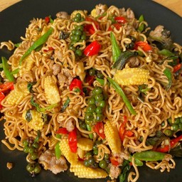 ผัดมาม่าขี้เมา  หมู