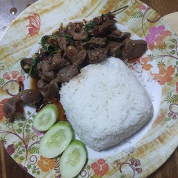 กระเพราเครื่องในไก่