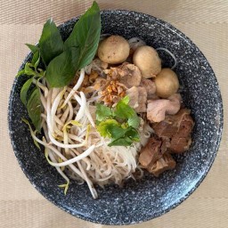 ก๋วยเตี๋ยวเรือ โกหมวย หมู-เนื้อตุ๋น ด่านสำโรง 43