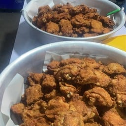 ร้านส้มตำ ไก่ทอด ลุงพันธ์ ป้าจิตร(เจ้าเก่าตลาดโต้รุ่ง)