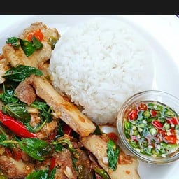 กระเพราหมูย่าง