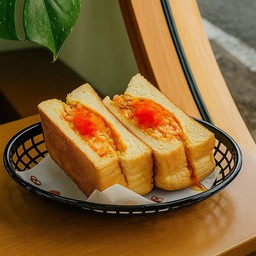 Ebiko Crab stck salsd (แซนวิชปูอัดไข่กุ้ง)