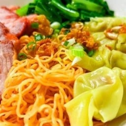 ชายสี่บะหมี่เกี๊ยว แยกลำสมพุง ลำสมพุง