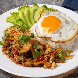 ข้าวหมูสามชั้นคั่วพริกเกลือ