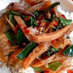 ข้าวกะเพาหมึกกรอบ