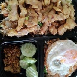 ข้าวผัดหน้าหมูทอดไข่ดาว+น้ำพริกผักสด129