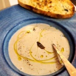 Truffle cream soup with Sourdough
