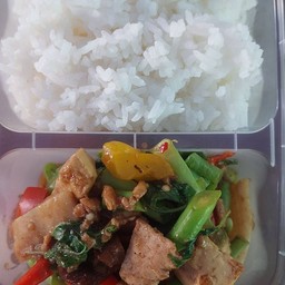 กระเพรารวมราดข้าวเจ