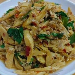 กระเพราหน่อไม้หมู