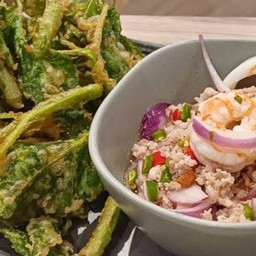 ยำผักบุ้งกรอบ