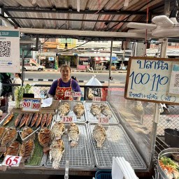 เมี่ยงปลาเผาตลาดเอี่ยมสมบัติ  (หน้าธนาคารกรุงศรี )