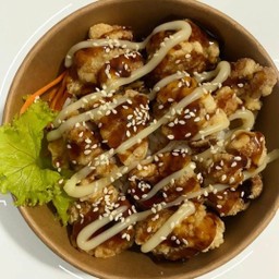 ข้าวไก่คาราเกะราดซอสยากิ