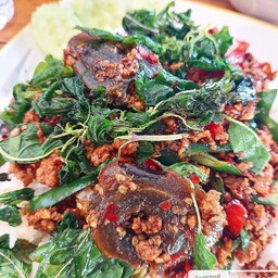 กะเพราหมูสับไข่เยี่ยวม้า (ใบกะเพรากรอบ)