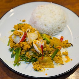 หมึกผัดผงกะหรี่ราดข้าว