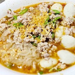 ต้ม เส้นเล็กรสต้มยำ หมูสับ+ลูกชิ้น4ลูก (1ซอง)