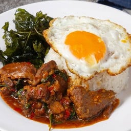 ข้าวกะเพราหมูตุ๋นอาซ้อ