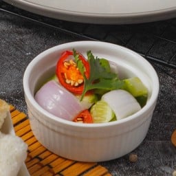 น้ำอาจาดและผักเคียง