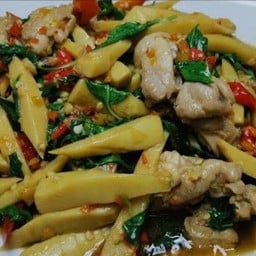 กระเพราหน่อไม้ไก่