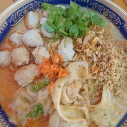 บะหมี่ไข่ต้มยำหมูกรอบ