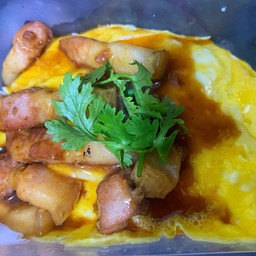 ข้าวหมูสามชั้นกระเทียมพริกไทยไข่ข้น