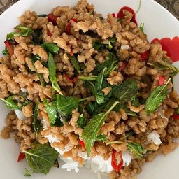 ข้าวราดผัดกระเพรา