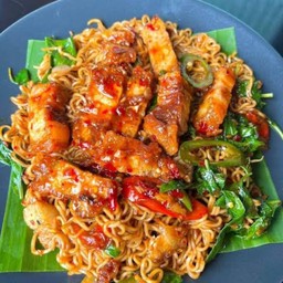 ผัดมาม่าซอสกระเพราหมูกรอบ