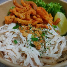 เส้นหมี่ไก่ฉีก L อิ่มจุก มีหมูกระจกต้มยำ