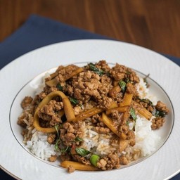 ข้าวผัดกะเพราหน่อไม้หมูสับ