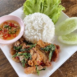 ข้าวกะเพราไก่ทอด