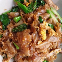 เส้นใหญ่ผัดซีอิ๊วหมู