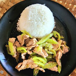 หมูผัดพริกหยวกราดข้าว