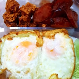 ข้าวไข่ดาว 2 ฟอง + สามชั้นน้ำปลา+กุนเชียง