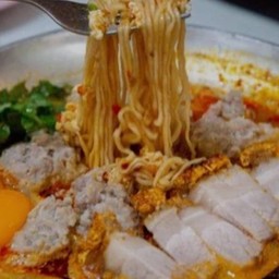 มาม่าต้มยำหมูกรอบ