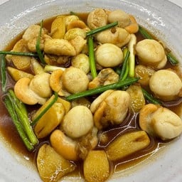 หอยเชลล์ผัดต้นหอม