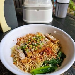 บะหมี่หมูกรอบ