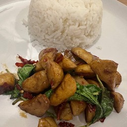 ข้าวกระเพรา ลูกชิ้นเจ