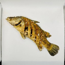 ปลากระพงทอดกระเทียม