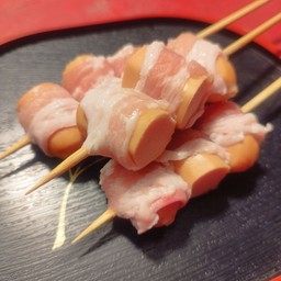 หมูสามชั้นพันไส้กรอกหนังไก่