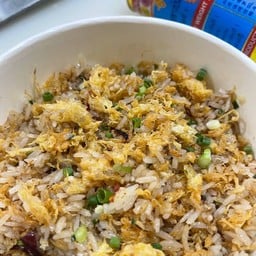 ข้าวผัดไข่ฟูคั่วพริกเกลือ