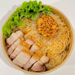 หมี่คลุก หมูกรอบ