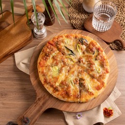 พิซซ่าไส้กรอกอีสาน 8 ชิ้น