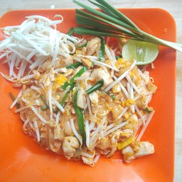 ผัดไทยวุ้นเส้นไก่