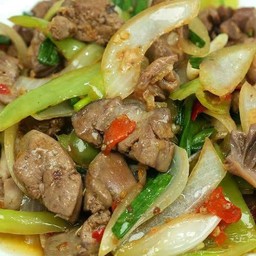 พริกหยวกเครื่องในไก่ราดข้าว