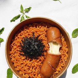 มาม่าเผ็ดเกาหลีไส้กรอกชีส