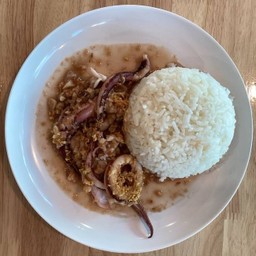 ข้าวปลาหมึกผัดกระเทียม