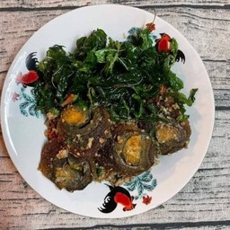 กะเพราหมูสับไข่เยี่ยวม้า (กับข้าว)