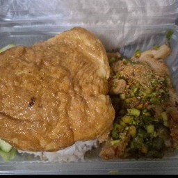 ข้าวน้ำตกคอหมูย่างไข่เจียว ผัดกระเพราหมูกรอบ ตามสั่ง Byเปอร์โย (หนึ่งคอนโด) หนึ่งคอนโด. ถ.รัตนาธิเบศร์