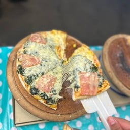 พิซซ่าหน้าผักโขมอบชีส