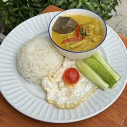 ข้าวแกงเขียวหวานไก่ + ไข่เค็มไชยาดาว