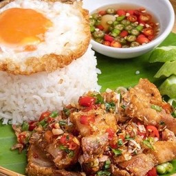ข้าวสามชั้นคั่วพริกเกลือ